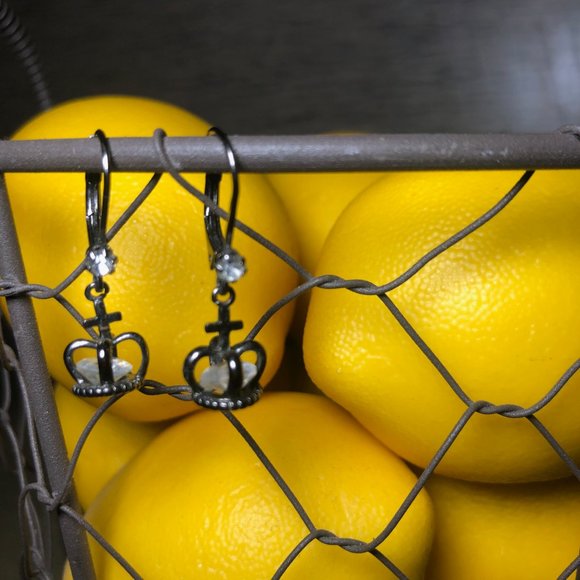 👑 Betsey Johnson Royal Diamond Crown Earrings - Picture 3 of 3